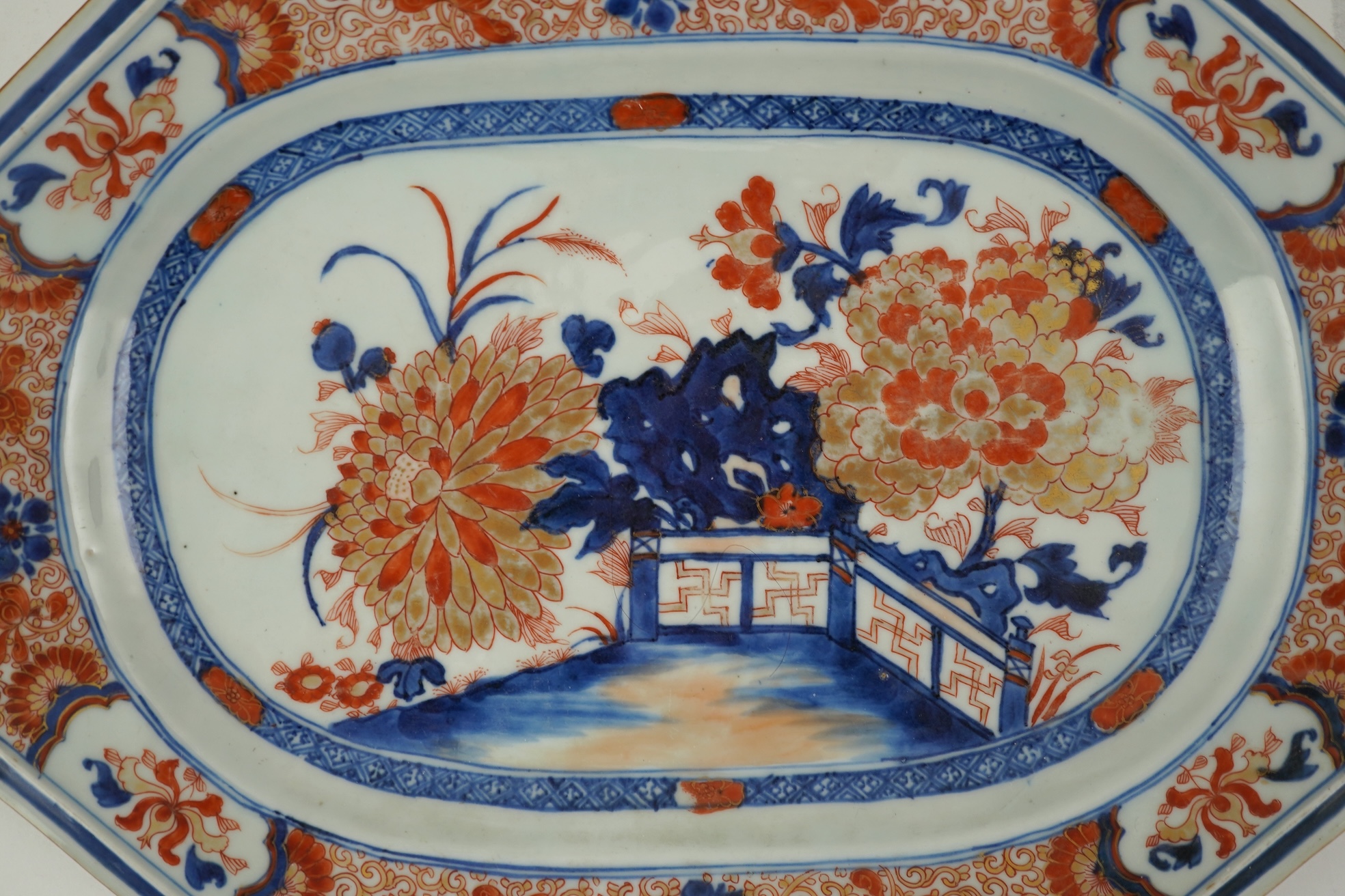 A Chinese export Imari canted rectangular serving dish, early 18th century